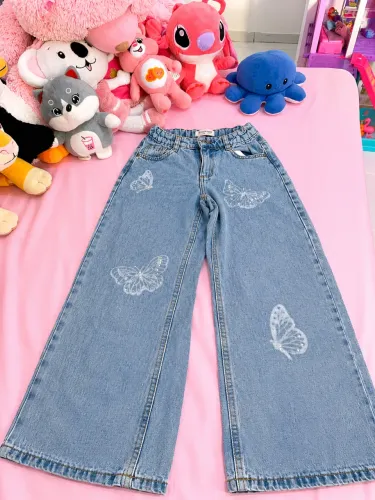 Vendo Blusa frio, Calça jeans e sandália Melissa. Todos em perfeito estado.