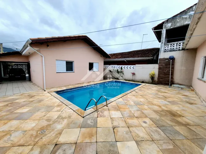 Casa com piscina em Peruíbe REF: 9495