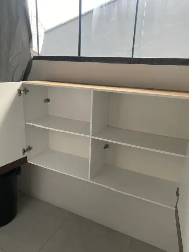 Armário de cozinha com gabinete e pia