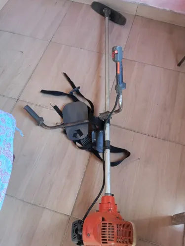 Vendo roçadeira toda boa em perfeito estado interessados chamar aí *16