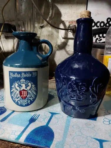 garrafa ceramica colecionável vodka Doble W e whisky Royal salute 