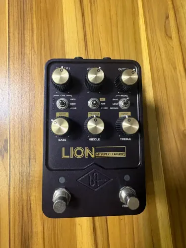 Pedal UAD Lion Marshall com caixa