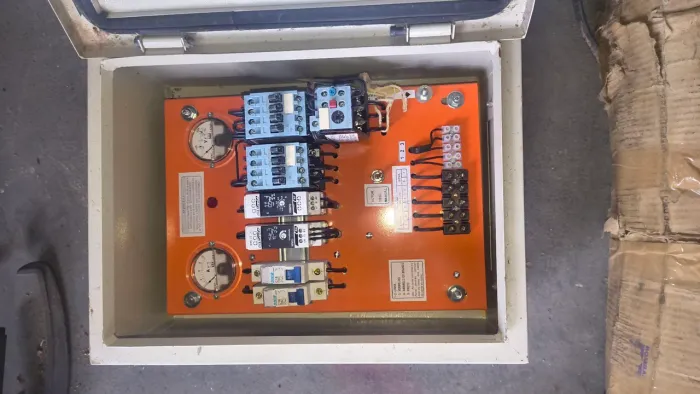 Quadro de automação e bomba leão