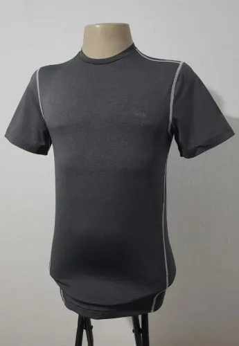 Camisa Cinza da Hunder Armour tamanho M, bonita, confortável, tecido macio e leve, atual. 