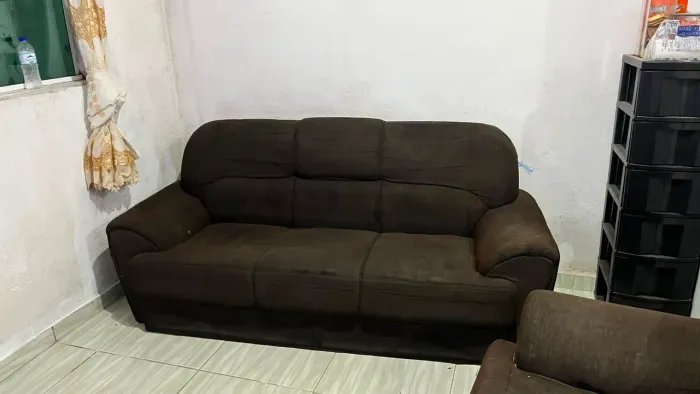 2 Sofás de 3 e 2 lugares semi-novo de cor marrom