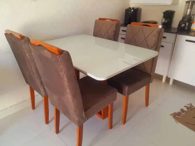 Mesa de jantar com tampo de vidro