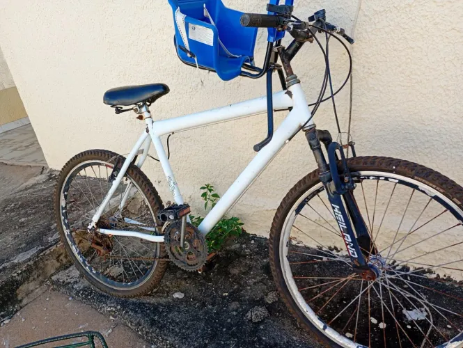 Bicicleta adulta , usada , dispenso curioso , vendendo por estar parada. Pneus mucho.