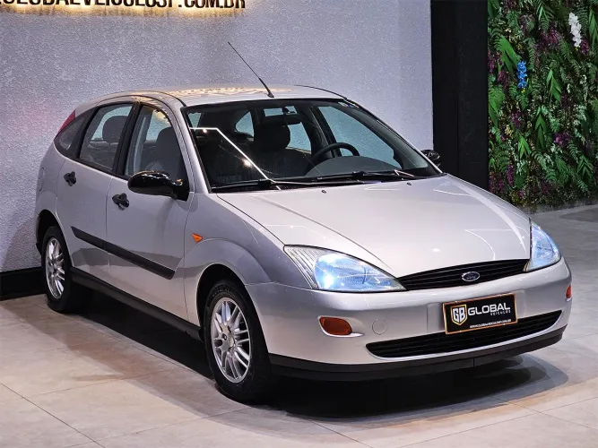 Ford Focus 1.8 16V 5P 2001