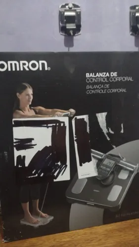 balança profissional Omron HBF 514 c- bioimpedancia