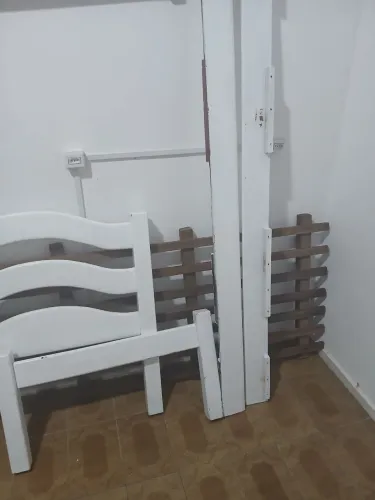 Cama solteiro em madeira maciça com estrado e colchão