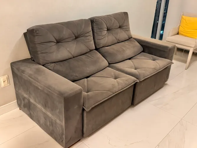 Sofá retrátil dois lugares (comprou o sofá, ganha um painel de parede para TV)