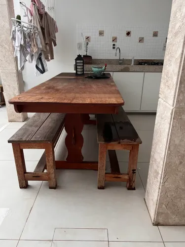 Mesa e bancos de madeira