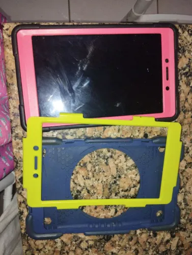 Vende se tablet, acompanha 2 capa protetora e 2 película de vidro
