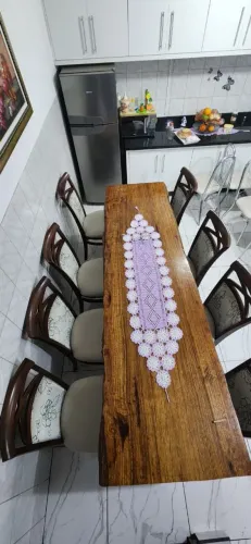 Mesa rústica com oito cadeiras