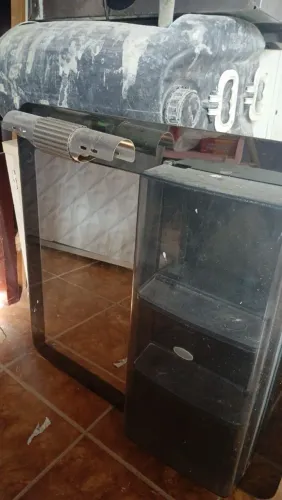 Espelheira de banheiro com arandela 