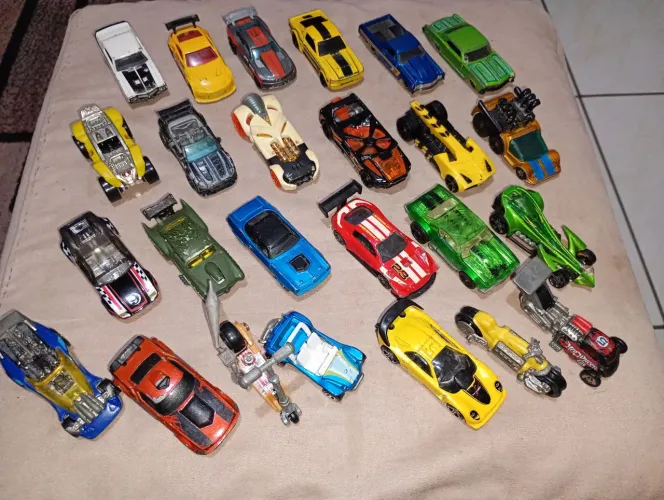 Lote com 25 Hot Wheels das antigas