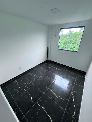 Casa de 2 quartos com quintal em condomínio fechado com ciclovia até a praia.