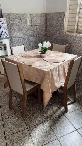 Conjunto Sala de Jantar Mesa Tampo de Madeira 4 Cadeiras Rustic/Crema/Sintético Bege Brian