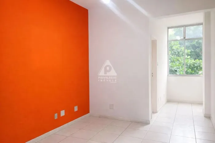 Apartamento de dois quartos com dependência disponível para venda na Privilégio Imóveis