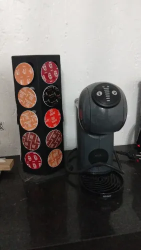 Cafeteira Dolce Gusto com cápsulas e suporte para cápsulas