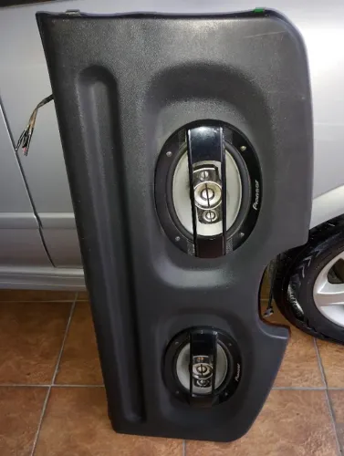Tampão do porta malas do celta com auto falante Pioneer funcionando