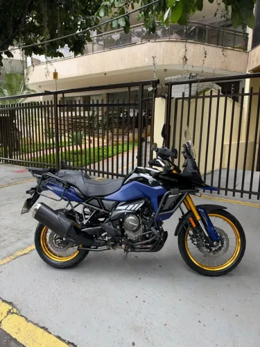 Suzuki Vstrom 800de Preta e Azul 2025