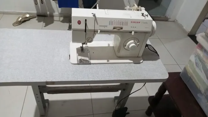 Maquina de costura SINGER FACILITA + mesa