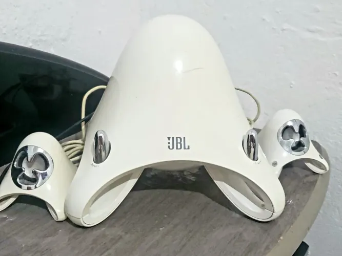 Caixa subwoofer JBL de mesa.
