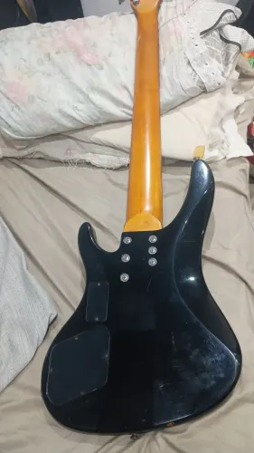 Contra baixo xb 600 washburn com 6 cordas ,vai de brinde capa e um cabo.só 1500