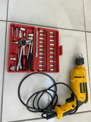 Furadeira de impacto DeWalt DWD024 usada