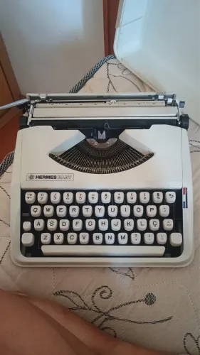 máquina de escrever hermes baby branca