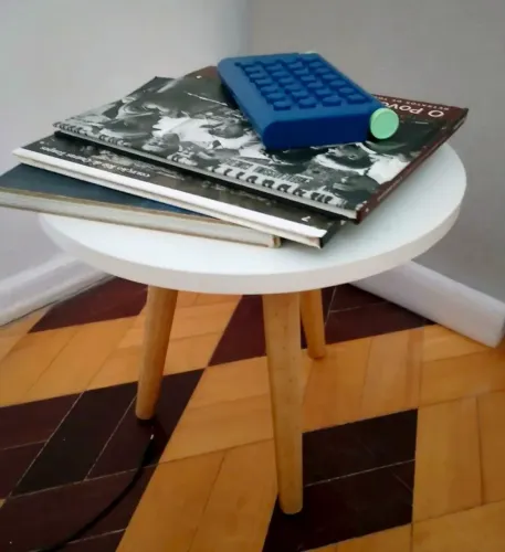 Mesinha Lateral Redonda - Moderna e Compacta