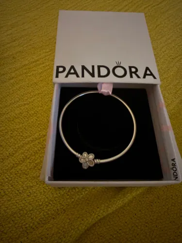 Bracelete pandora rígido com flor cravejada 