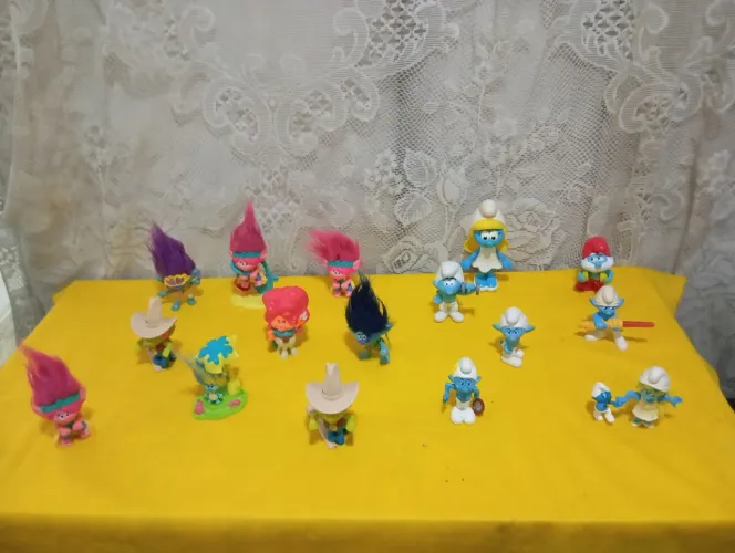 Lote de bonecos Smurf e trolls 