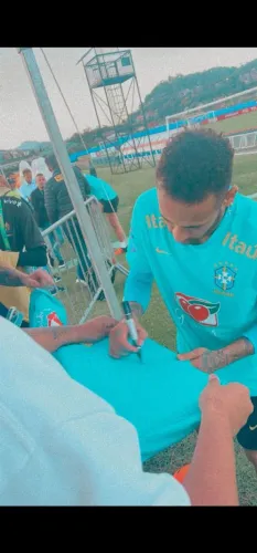 Camisa de treino da seleção com autógrafo do Neymar.