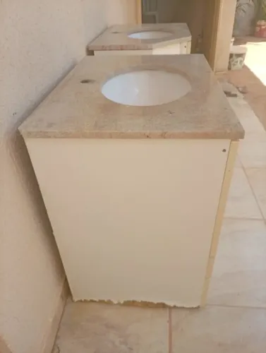 Dois armários de pia com bancada pra banheiro, e dois vasos sanitário acoplado completo.