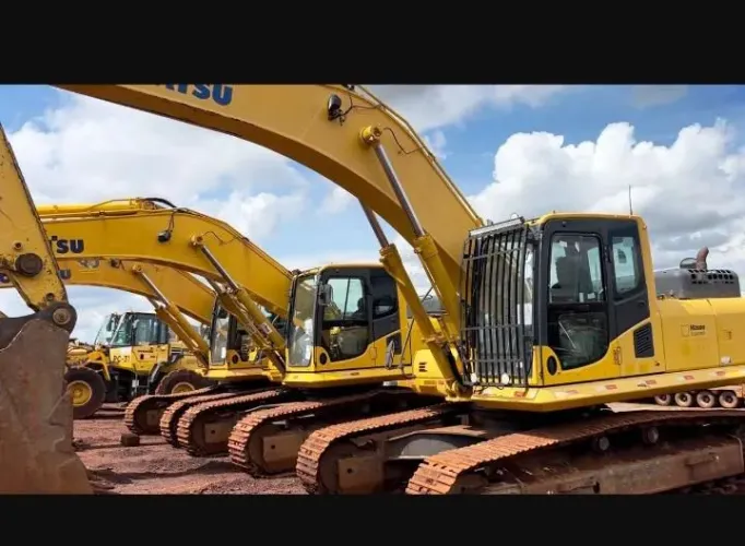 Mecânico de escavadeira e carregadeira komatsu 