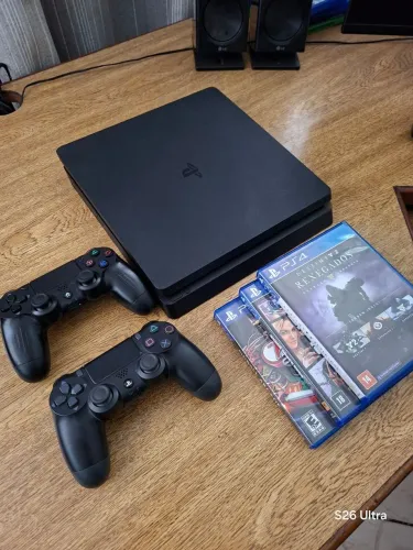 PLAYSTATION 4 SLIM + 2 CONTROLES + JOGOS