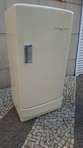 Vende se geladeira antiga