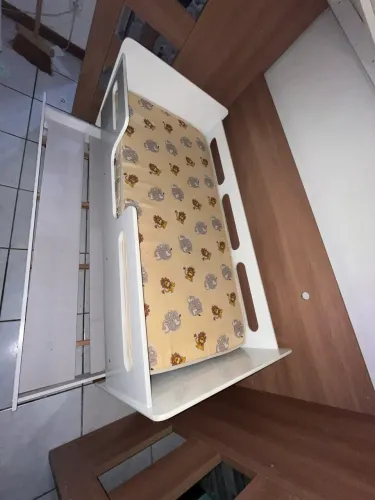 Cama infantil com proteção e cama auxiliar 