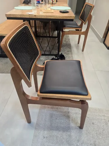 Kit com 3 cadeiras de madeira maciça com detalhes em preto