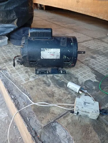 Motor elétrico bifásico. É trifásico
