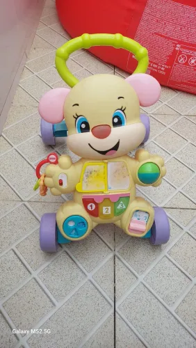 Andador fisher-price menina