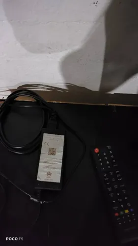 TV Samsung 32? com tela quebrada ? para peças + fonte e controle