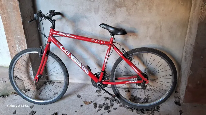 Vende-se bicicleta semi-nova