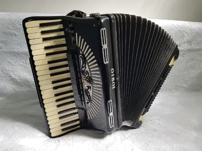 Acordeon Italiano 120 baixos Quarta de Voz Oitavada