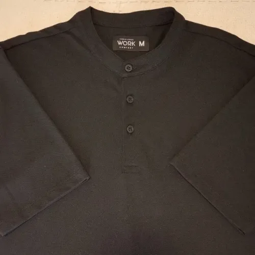 Camiseta Masculina Texturizada estilo henley preta
