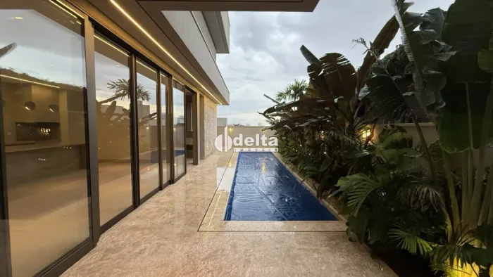 Casa com 4 quartos, sendo 1 suíte, disponível para venda no bairro Gávea, em Uberlândia-MG