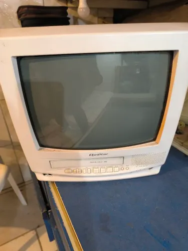 Tv de tubo colorida com vhs acoplado da Quasar