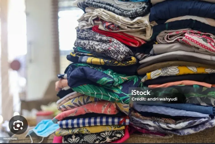 Aproximadamente 15 kilos de roupas femininas usadas e utensílios para artesanato